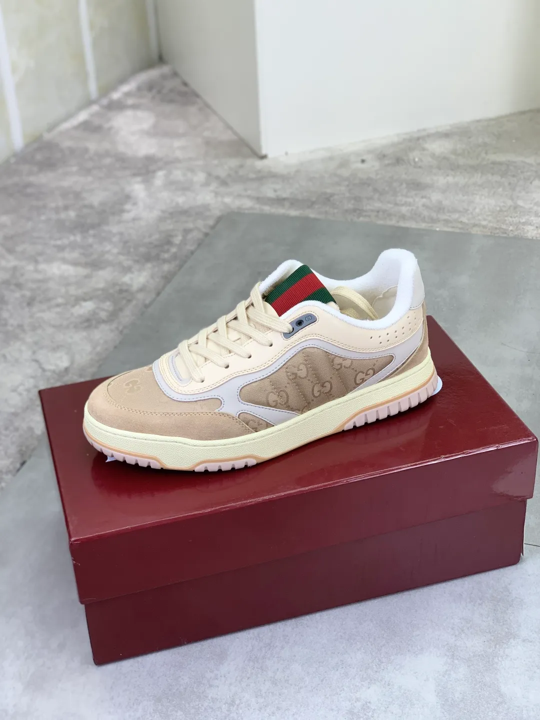 Men's men's shoes 💰P542 new Gucci Gucci couple 🧑‍🤝‍🧑 autumn and winter low-end catwalk casual sneakers, top version! Oil edge craftsmanship. New model for early spring, creating a perfect style, cool and sassy, ​​c-position fashionable wear, classic shoe style with retro and futuristic feel, showing exquisite texture! Open mold to customize high-density outsole. Comes fully packaged. Size: 35-45 Fabric: Imported calfskin punching Lining: Imported original towel lining